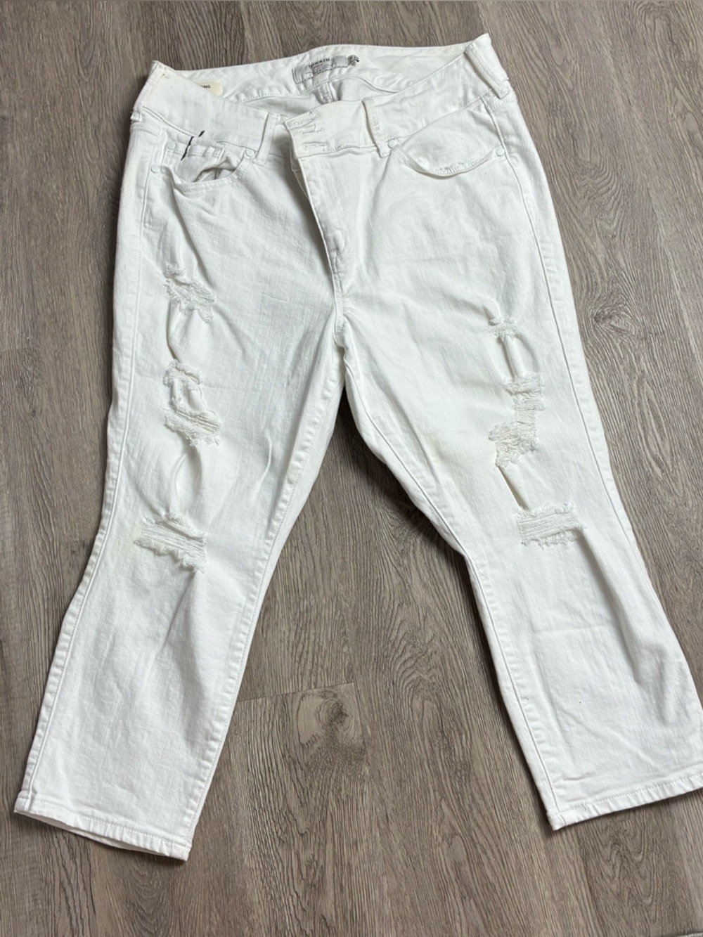 🤍 Torrid Denim Jegging Crop Distressed White Jeans Size 20